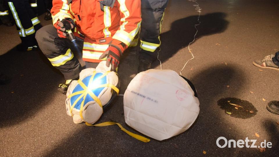 Die Lenkräder mit den ausgelösten Airbags.