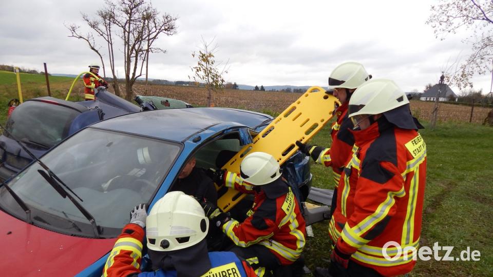 Rettung eines eingeklemmten Fahrers nach einen Zusammenstoß mit einem anderen Pkw. Hierbei wurde die komplette Fahrzeugseite geöffnet, um eine große Rettungsöffnung zu schaffen. Mit dem &quot;Spineboard&quot; wird der Fahrer schonend aus dem Fahrzeug gerettet.