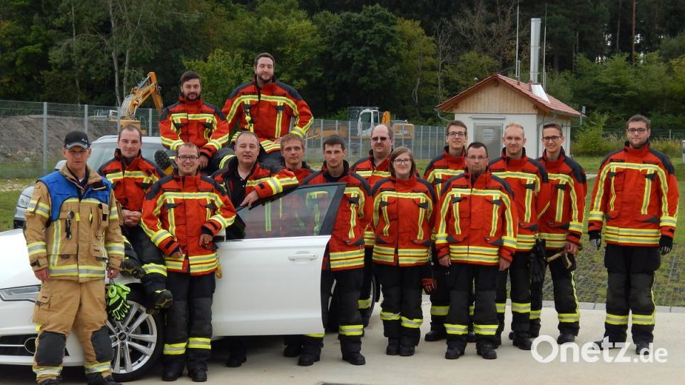Vierzehn Floriansjünger der Kemnather Feuerwehr besuchten eine Schulung bei Audi. Neben einem nagelneuen Audi A6-L (im Bild) durften die Feuerwehrleute auch an einem Audi Q7 üben.