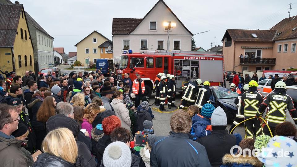 Ein enormes Interesse der Bevölkerung prägte die Schauübung der Waidhauser Feuerwehr auf dem Marktplatz.          Bild: fjo