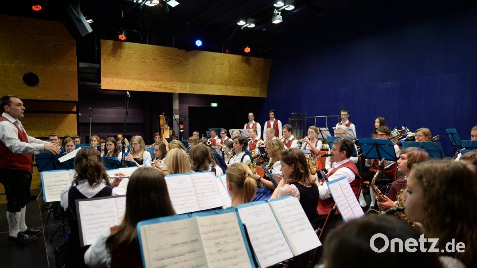 Dirigent Stefan Neger (links) mit seinen Musikern der Musikkapelle Ursensollen.