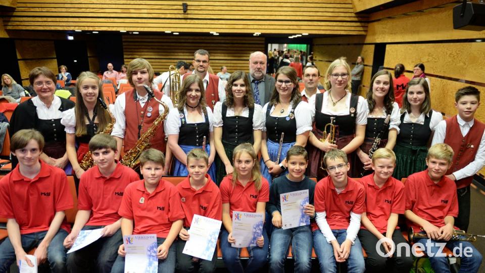 Mitglieder und Aktive der Musikkapelle Ursensollen wurden geehrt, hier zusammen mit Vorsitzender Angela Harbauer (links), Werner Stein vom Nordbayerischen Musikbund und Dirigent Stefan Neger (hinten).