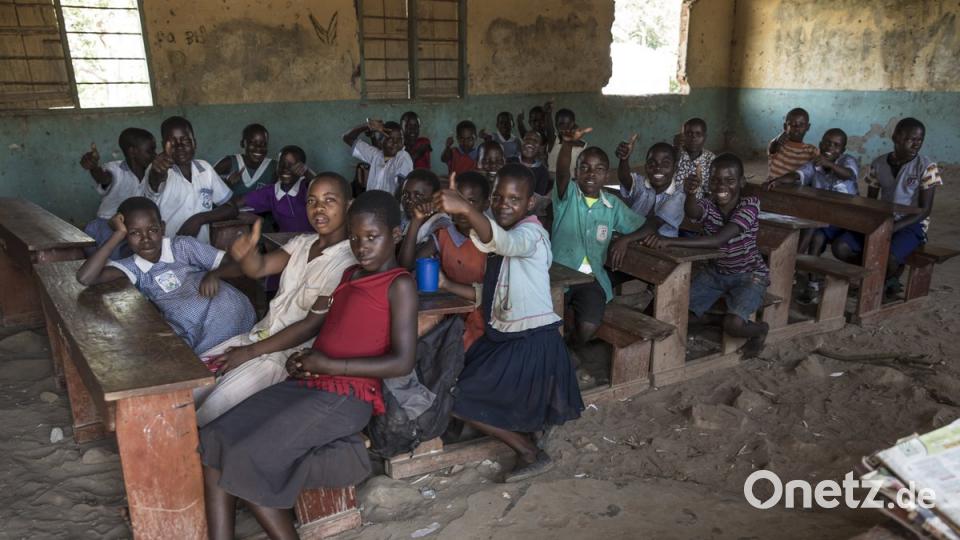 Bildung ist der einzige Weg, der aus der Elendsspirale in ein besseres Leben führen kann. Nicht nur die Flüchtlinge, auch viele einheimische Kinder in Uganda sind arm und können sich den Schulbesuch nur mit Hilfe von außen leisten.	Bilder:

	Michael C. Geiss (5)