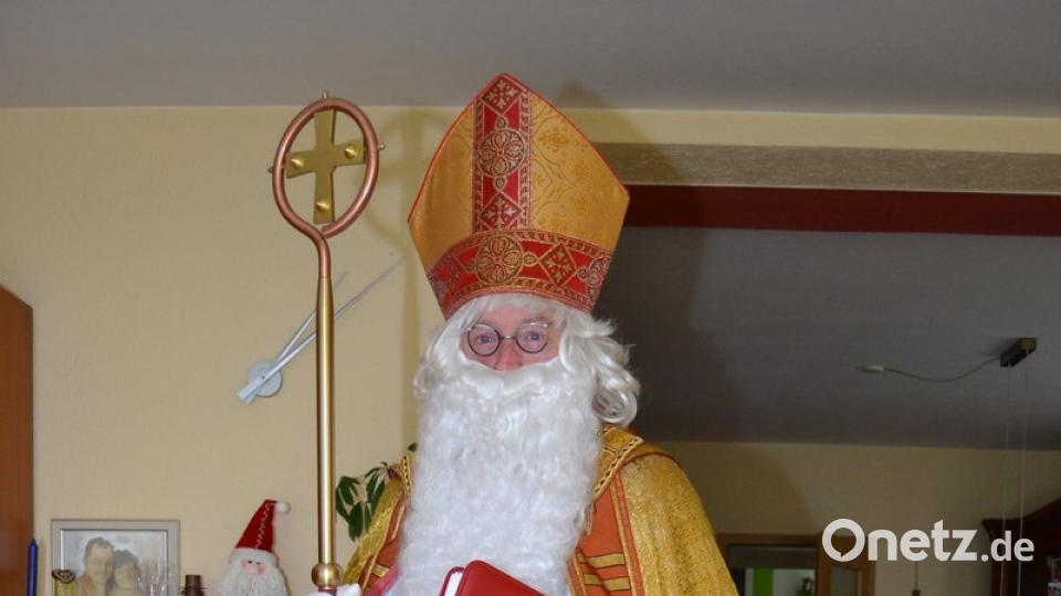 Kein &quot;Weihnachtsmann&quot;, sondern der Heilige St. Nikolaus: Peter Ertl ist seit 40 Jahren in der Vorweihnachtszeit unterwegs.