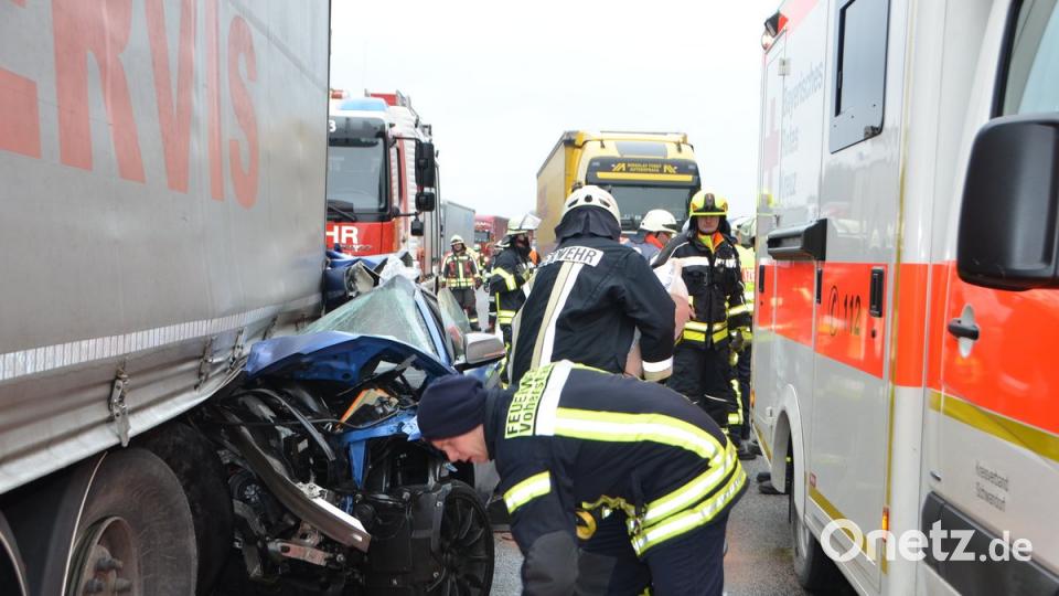 Bei einem schweren Unfall auf der A 6 schiebt sich ein BMW unter einen Sattelschlepper.	Bild: dob
