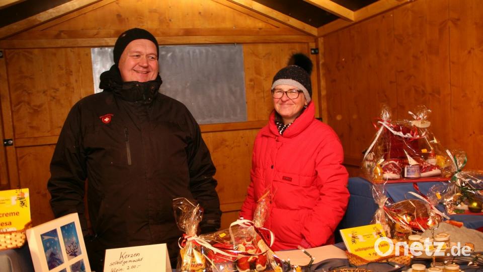 Imkereiprodukte aus heimischen Bienenhäusern waren beim Fuchsmühler Weihnachtsmarkt gefragt. 	Bild: wro