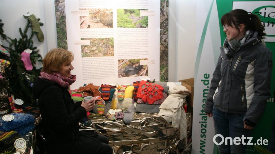 Petra Lippert und Christine Riedl (von links) vom Senioren-Servicehaus  präsentierten ihre Angebote  im Markthaus. Bild: wro