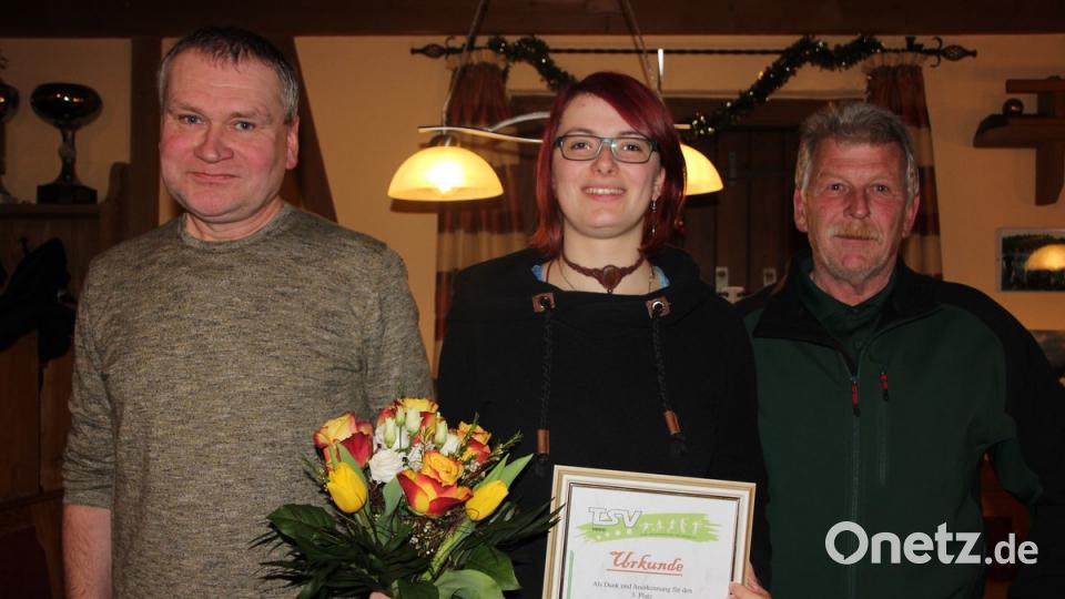 Mit einer Urkunde und Blumen zeichnete Vorsitzender Markus Fichtner die erfolgreiche Bogenschützin Corinna Scherer aus. Darüber freute sich auch Spartenleiter Helmut Meier (rechts).
