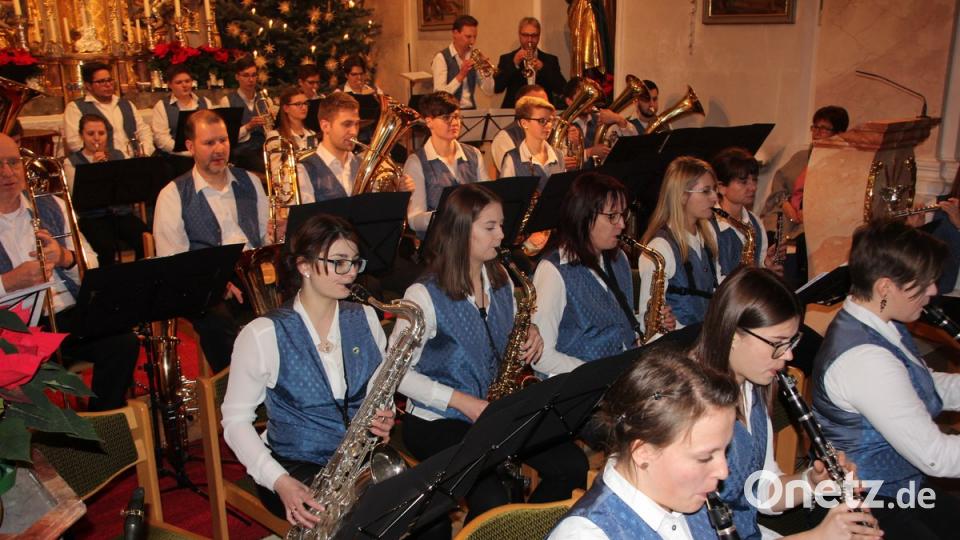 Die Blaskapelle Konnersreuth bei ihrem Konzert in der Pfarrkirche am Dreikönigstag. 	Bild: kro