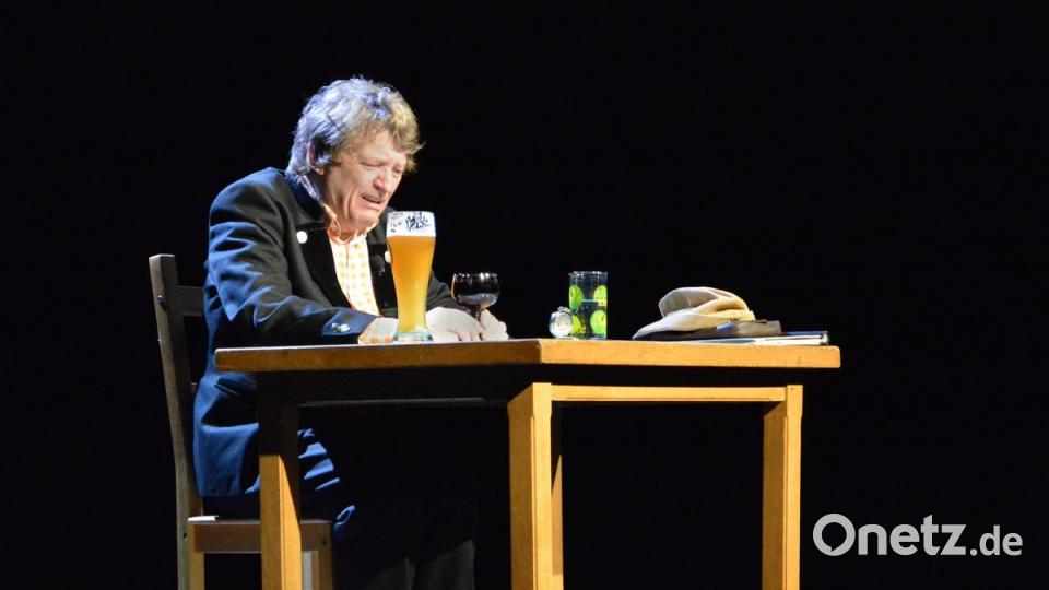 Als Dr. Göbel hält Frank-Markus Barwasser sich an seinem Glas Rotwein fest und erleidet gegen Ende des Abends beinahe einen Nervenzusammenbruch.

	Bild: Karin Hegen