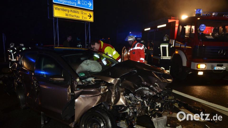 Die Rettungskräfte kümmern sich um die vier Menschen, die in diesem Wagen verunglückt sind. Darunter auch eine Dreijährige.	Bild: dob