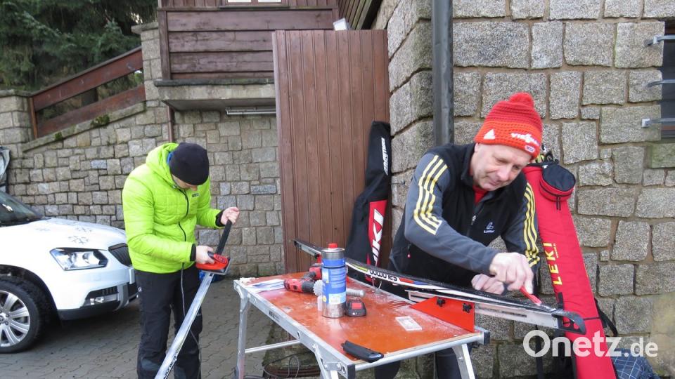 Jede Menge Arbeit, auch ohne Schneemassen: Robert Scharnagl und Karl Schwanitz (von links) wachsen für die Schüler die Langlaufbretter. Nahezu alle Schüler nutzen den Skiverleih.