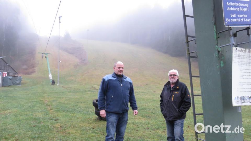 Statt ein Wintermärchen gibt&#039;s an der Schloppacher Skiliftanlage aktuell nur Nebel und einen grünen Hang. Michael Andörfer und Max Kreitmeier (von links) von der Skiabteilung des Turnvereins sind dennoch guter Dinge. Schlechte Winter, sagen sie, habe es schon immer gegeben.