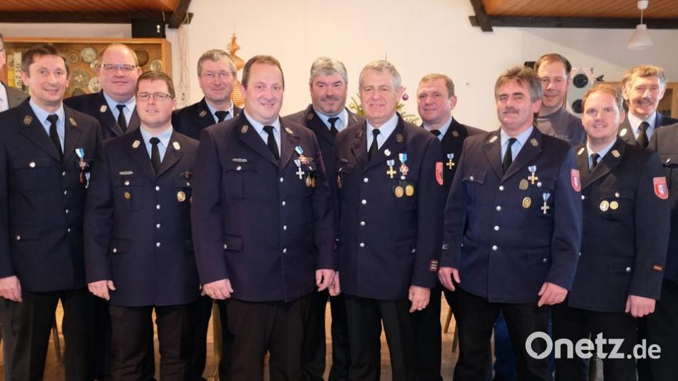 Kreisbrandinspektor Johann Gietl (Zweiter von rechts), Bürgermeister Hans Prechtl (links) und Kreisbrandmeister Helmut Schatz (Dritter von links) verliehen mit Kommandanten Michael Altrichter (Vierter von links) und Stellvertreter Christoph Bierner (Dritter von rechts) an Josef Bierler (Fünfter von links), Johann Winter, Alois Luber, Johann Wagner und Hubert Obermeier (Siebter bis Zehnter von links) für 40-jährigen aktiven Feuerwehrdienst das Ehrenkreuz in Gold und für 25 Jahre Gregor Bodensteiner (Vierter