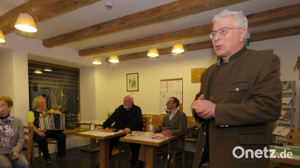 AK-Sprecher und Landrat a. D., Karl Haberkorn (re), bedankte sich am Schluss herzlich bei den Interpreten Walter J. Pilsak, Hans-Günther Lauth und Berthold Kellner (v. li.) und beim Publikum fürs Zuhören.