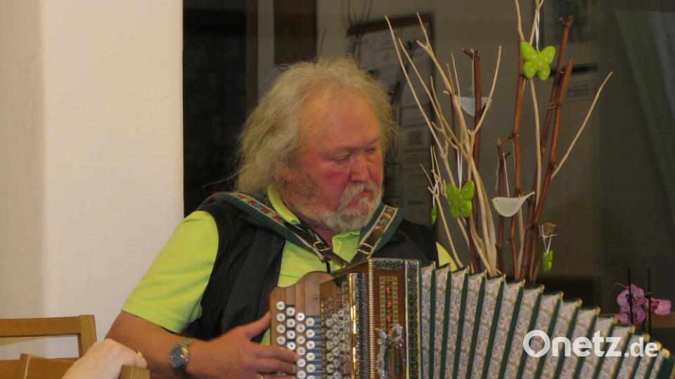 Eigeninterpretationen auf dem Akkordeon steuerte Walter J. Pilsak zur Lesung bei.	Bild: ubb