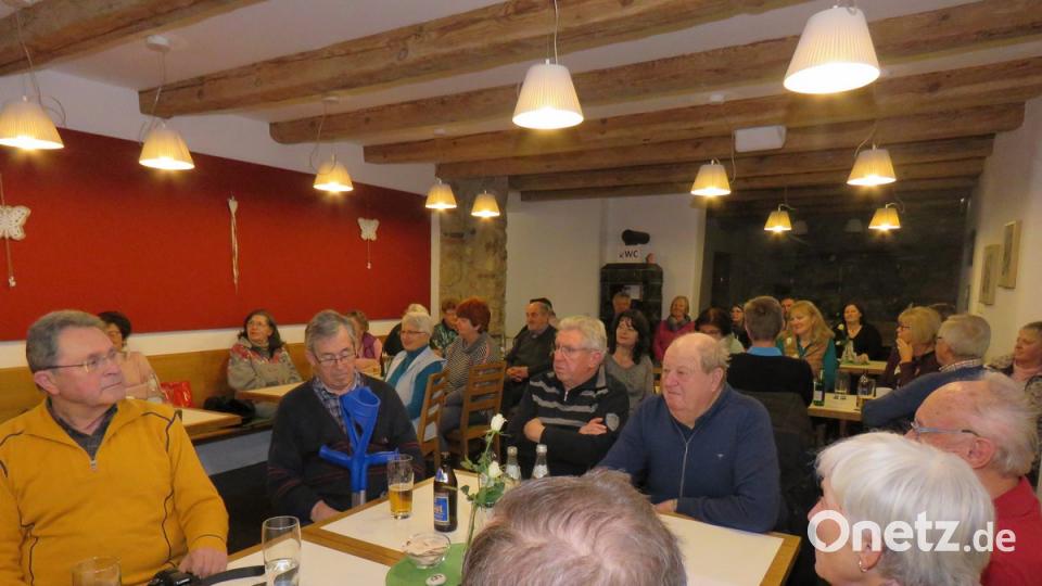 Gut 30 Zuhörer waren gekommen. Darauf kann der Literarische Arbeitskreis stolz sein, denn für eine Lesung noch dazu an einem Montagabend war das wahrlich viel Interesse.