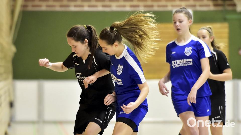 B-Juniorinnen Turnier des TUS Rosenberg am 13.01.2018
in der Halle der Krötensee Schule

Szene aus dem Spiel des ausrichtenden TUS Rosenberg (in Blau) gegen den SV Lauterhofen zg