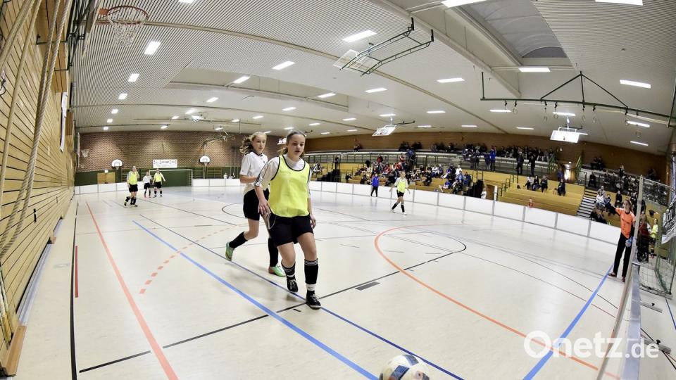 B-Juniorinnen Turnier des TUS Rosenberg am 13.01.2018
in der Halle der Krötensee Schule

Die Spielerin des SV Kulmain (hinten) hat in dieser Spielszene nur das Nachsehen zg
