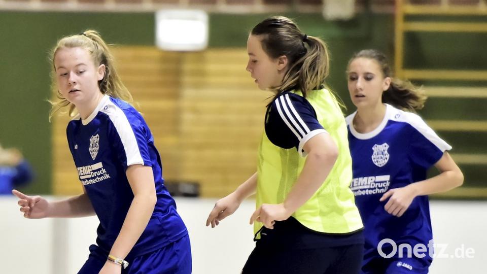 B-Juniorinnen Turnier des TUS Rosenberg am 13.01.2018
in der Halle der Krötensee Schule

Szene aus dem SpieL: TUS Rosenberg (in Blau) gegen die SG Kulmain zg