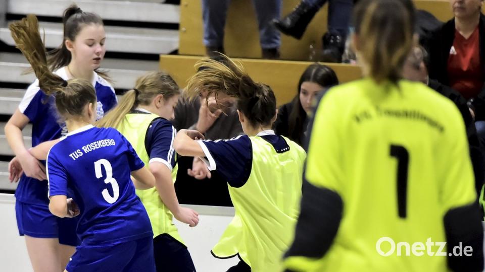 B-Juniorinnen Turnier des TUS Rosenberg am 13.01.2018
in der Halle der Krötensee Schule

Szene aus dem SpieL: TUS Rosenberg (in Blau) gegen die SG Kulmain zg