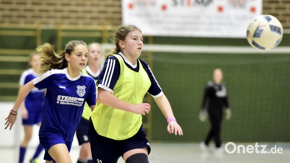 B-Juniorinnen Turnier des TUS Rosenberg am 13.01.2018
in der Halle der Krötensee Schule

Szene aus dem SpieL: TUS Rosenberg (in Blau) gegen die SG Kulmain zg