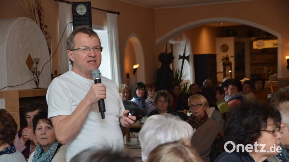 Mehr als 120 Frauen kamen zum Landfrauenfrühstück in den Rittersaal im Gasthof &quot;Schloßwirt&quot;. Dr. Michael Käs sprach mit den Frauen über Inkontinenz-Krankheiten, die sehr vielseitig sein können.