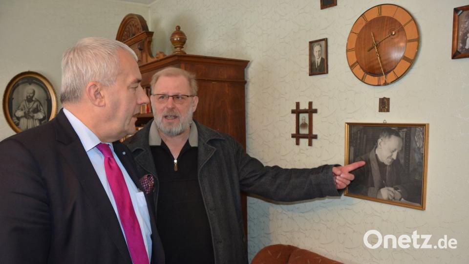 Pater Benedikt Leitmayr (links) zeigte Minister Dr. Spänle ein Bild von Professor Franz Xaver Wutz, der einst mit dem Großvater Spänles die Schulbank drückte.