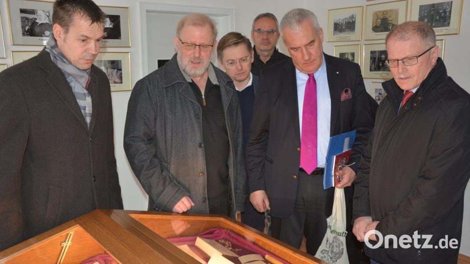 Andreas Malzer, Pater Benedikt Leitmayr, MdL Tobias Reiß, Thomas Wenisch, Ludwig Spaenle und Bürgermeister Max Bindl (von links) vor der Vitrine mit den ausgestellten persönlichen Gegenständen und der blutigen Wäsche der Resl. 	Bild: jr