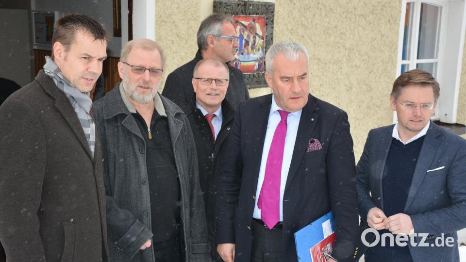 Vor dem Reslhaus (von links) Andreas Malzer, Pater Benedikt Leitmayr, Bürgermeister Max Bindl, Minister Dr. Ludwig Spänle und MdL Tobias Reiß.
