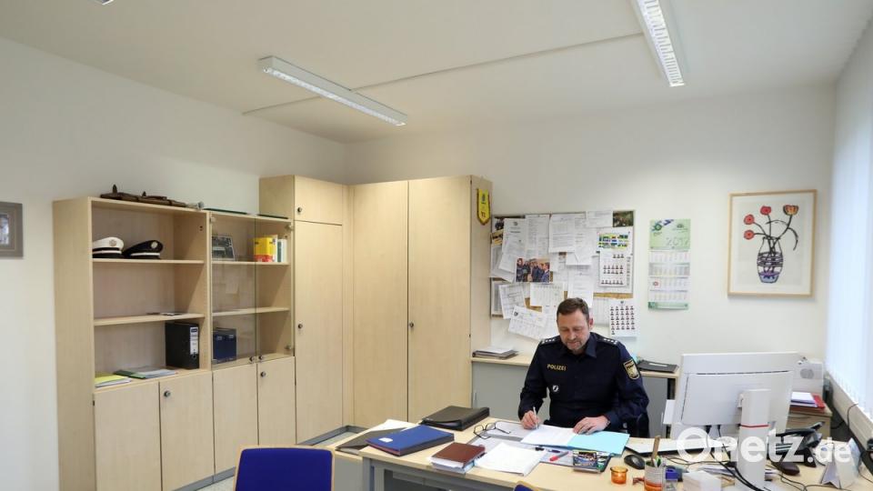 2017 schloss der Staat die Sanierung des ehemaligen BGS-Stabsgebäudes ab, in dem bis zuletzt eine mobile Komponente der Bundespolizei untergebracht war. Hier sitzt nun das Stammpersonal zweier Seminare. Unser Bild zeigt das Büro von Seminarleiter Stefan Blendl.