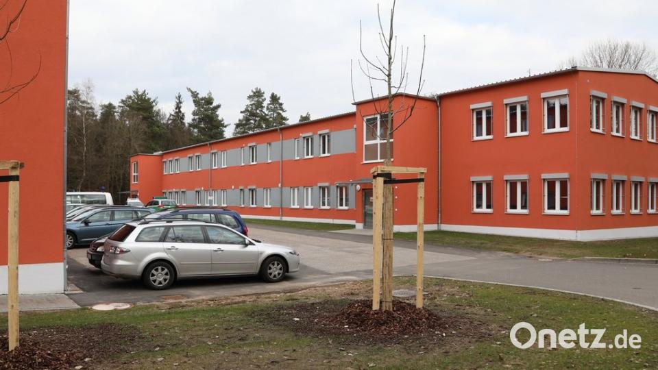 Im März startet ein viertes Ausbildungsseminar in Nabburg. Mit einer Investition von knapp zehn Millionen Euro schuf der Staat die räumlichen Voraussetzungen, indem er ein neues Lehrsaalgebäude (rechts) und daneben zwei ähnlich aussehende Unterkunftshäuser errichtete.	Bilder: Götz (6)