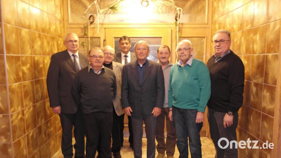 Sechs langjährige Mitglieder nahmen die Ehrung persönlich von Vorsitzendem Willi Buchfelder (links) und Bürgermeister Edgar Knobloch (Vierter von links) entgegen.	Bild: abu