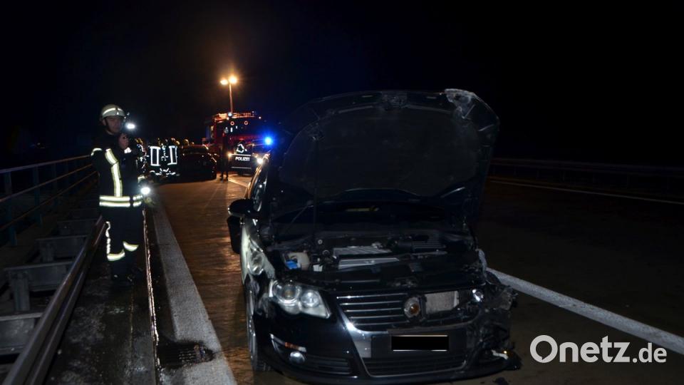 Auch der VW-Passat ist nicht mehr zu gebrauchen und blieb mit Totalschaden liegen.