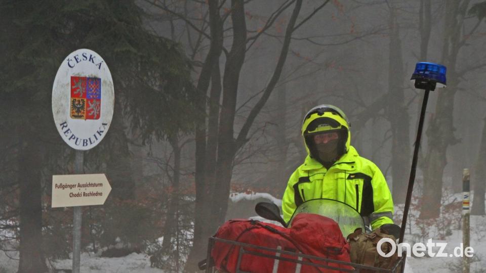 Ranger aus Tschechien überqueren die Grenze am Kreuzstein. Nach einem Plausch mit den Hohlweglauerern fahren sie weiter.