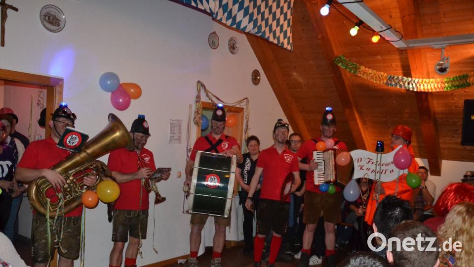 Die &quot;Feierwehrkapelln&quot; besingt mit Gstanzln Begebenheiten aus dem Gemeindeleben und bekommt großen Beifall vom Publikum	Bild: gi
