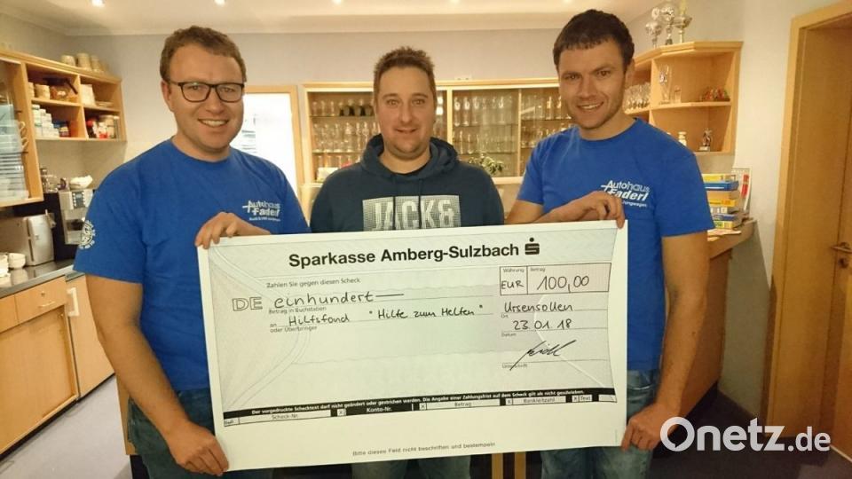 Die Kirwagemeinschaft, hier mit Martin Lihl, Andreas Neidl und Benedikt Lihl, überreichte einen Scheck in Höhe von 100 Euro an den durch Landrat Richard Reisinger gestützten Hilfsfond „Hilfe zum Helfen“. Der Betrag ergab sich durch die Teilnahme zum sogenannten Kaltwassergrillen.