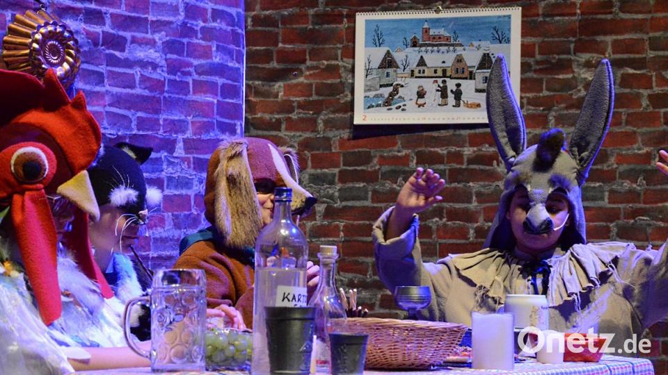 In der Räuberhütte ist der Tisch reichlich gedeckt für die vier Freunde, die in Bremen Stadtmusikanten werden wollten. Bild: Kunz