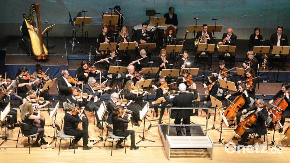 Hervorragende Begleitmusiker: Das Sinfonieorchester der Stadt Weiden unter Leitung von Richard Waldmann. Bild: Kunz