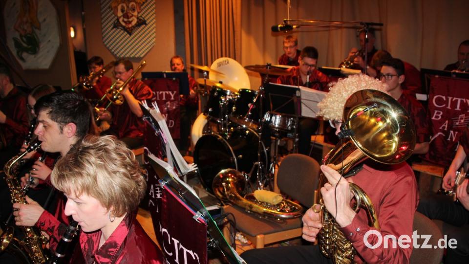 Die &quot;City Band&quot; sorgte für Stimmung beim Revueball und lud mit ihrer Musik zum Tanzen ein.