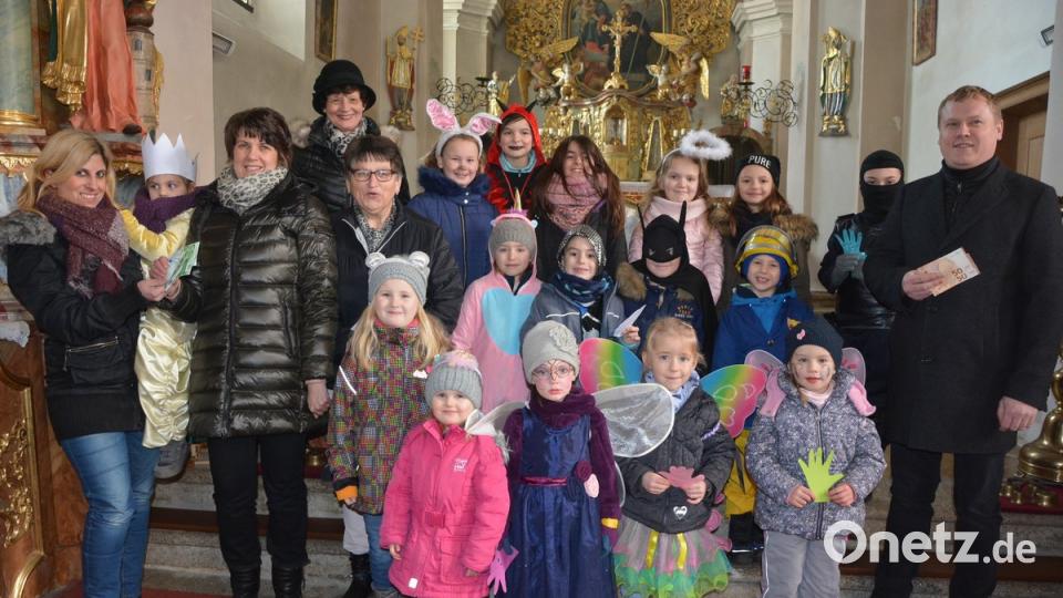 Über zwei Spenden freute sich der Kinderchor Leonberg mit Leiterin Michaela Teubner (links) an der Spitze. 400 Euro vom Katholischen Landvolk Leonberg übergaben Renate Bauer, Gertraud Haberkorn und Gertrud Männer (ab Zweiter von links), 100 Euro überreichte Harald Teubner (rechts) im Namen der Dorfgemeinschaft Dobrigau. Bild: jr