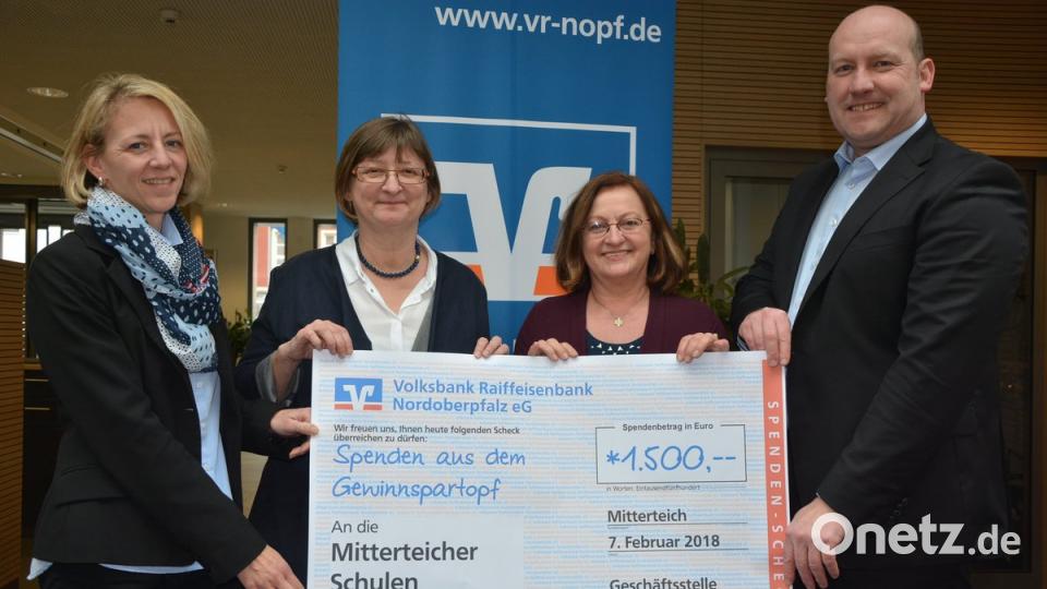 Die Spendenübergabe mit Geschäftsstellenleiter Dieter Ernstberger (rechts), Kundenberaterin Alexandra Kasseckert (links), Anne Geiger (Zweite von links), kommissarische Schulleiterin des Förderzentrums, und Grundschulrektorin Renate Zuber.	Bild: jr