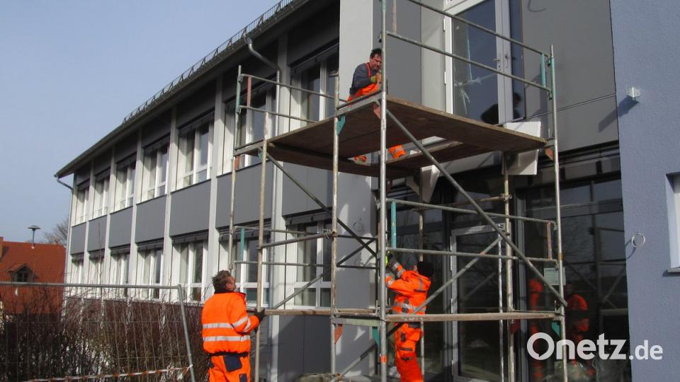 Die Bauhof-Mitarbeiter sind dabei, ein Gerüst aufzustellen, damit heute die Helfer zur Montage der Dämmplatten anrücken können. 	Bilder: Bugl (3)