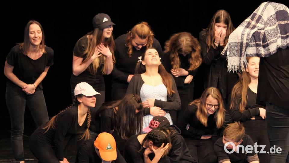Klassenfoto vor den Ferien. Noch hat Tina Thaler gut lachen - bevor die Teufelin ihr Reichtum verspricht. (Bild: dwi)