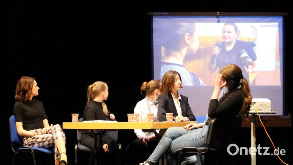 Noch bemängelt der Geschäftsführer des Fernsehsenders die Interviews seiner Redakteure. Die Dr.-Johanna-Decker-Schulen stellen ihre Version des Krimis &quot;Mord auf Tele 1&quot; dar. (Bild: dwi)