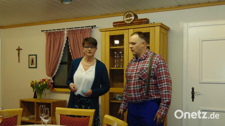 Lisl Dimpfl (Anita Stubenvoll) und ihr Mann Sepp (Thomas Hollweck) sind sich nicht einig der Karriere ihres Sohnes als Regisseur.