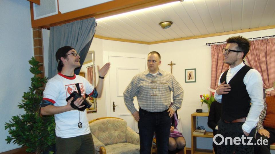 Kameraassistent Franz (Patrick Jeske) aus Österreich (links) versucht, zwischen Vater Sepp Dimpfl (Thomas Hollweck, Mitte) und Sohn Josef (Daniel Bär) zu vermitteln.	Bild: fnk
