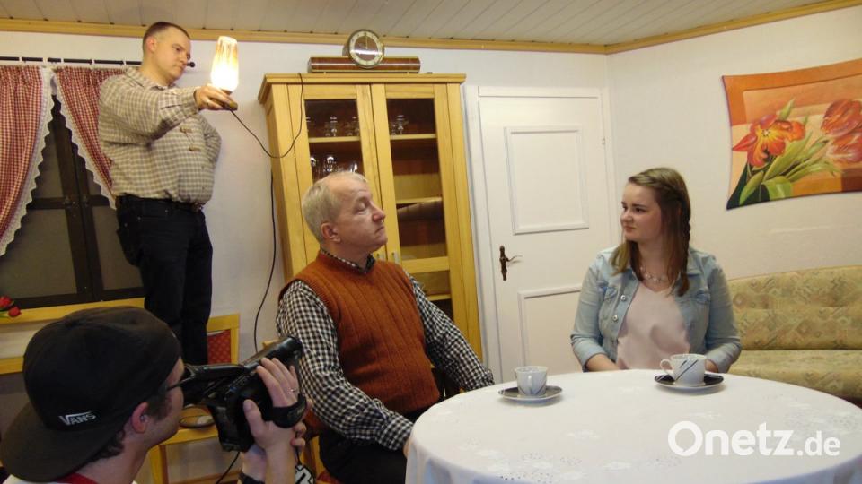 Beleuchter Sepp (Thomas Hollweck) sorgt mit seiner Funsel bei den Filmaufnahmen immer wieder für anmut. Kameramann Franz (Patrick Jescke) versucht das fingierte Liebesspiel von Rudi (Richard Ertl) und seiner Tochter Lisa (Marlies Stubenvoll) in den Kasten zu bringen.
