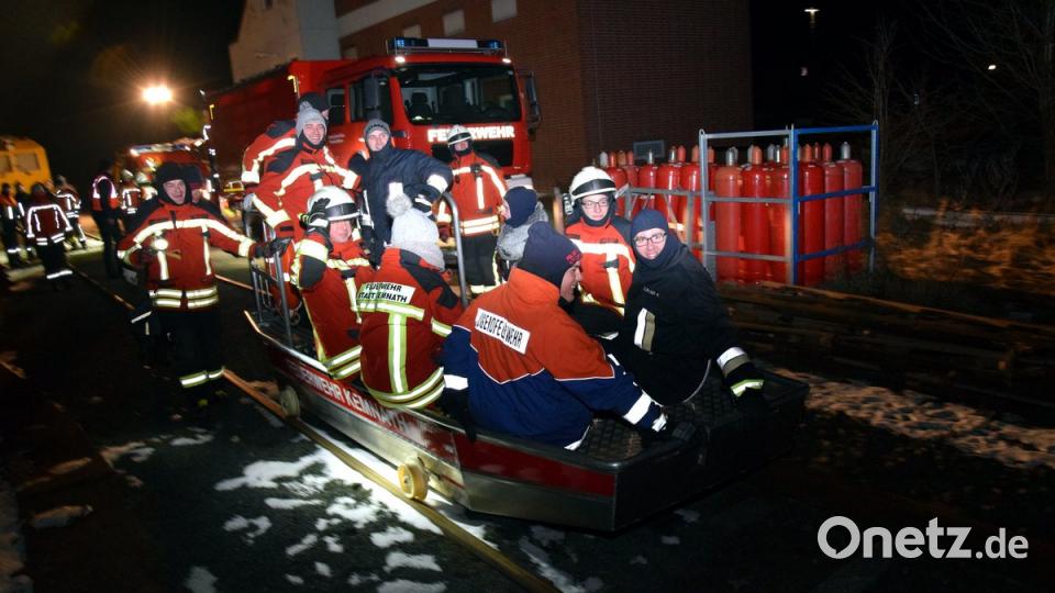 Der Versuch der Brandschützer zeigte, dass das Rettungsboot der Kemnather Wehr mit den montierten Spurkranzrädern ohne größeren Kraftaufwand auf der Schiene geschoben werden kann. 	Bild: mde
