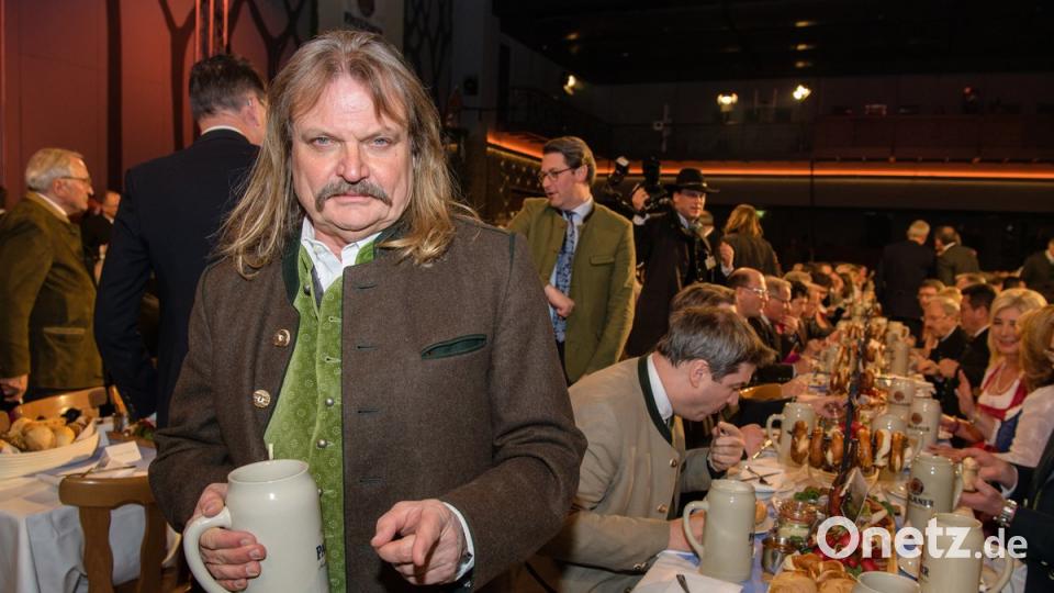 Musiker Leslie Mandoki kommt zum traditionellen &quot;Politiker-Derblecken&quot; am Münchner Nockherberg.  Foto: Matthias Balk/dpa dpa